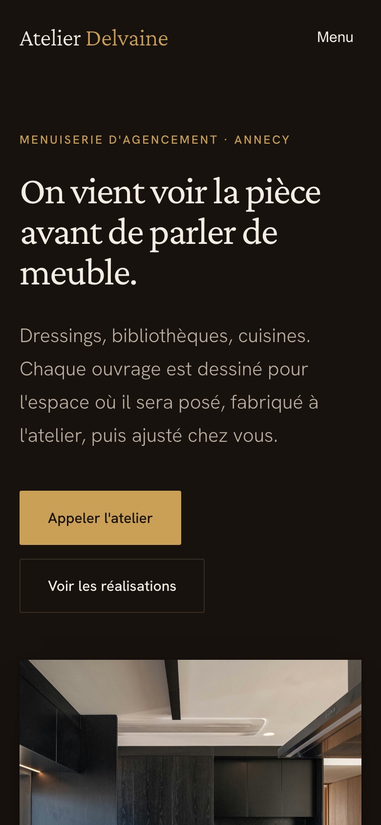 Le même site sur un téléphone, avec le numéro accessible en haut de l'écran